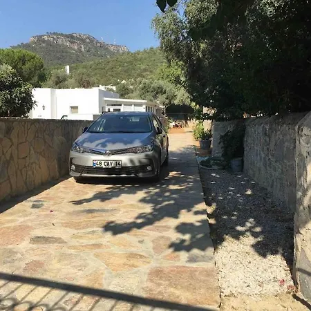Bodrum Torba Da Tam Muestakil Bahceli Dogal Tas Ev. 别墅